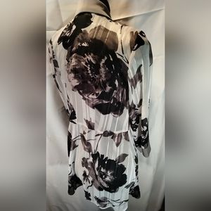 Gorgeous R and M Richards floral silky blouse size small 8P